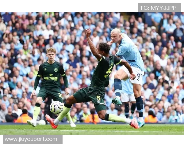 英超激战巴黎圣日耳曼与巴萨1比1平局红牌事件引发全场热议与十大精彩进球回顾